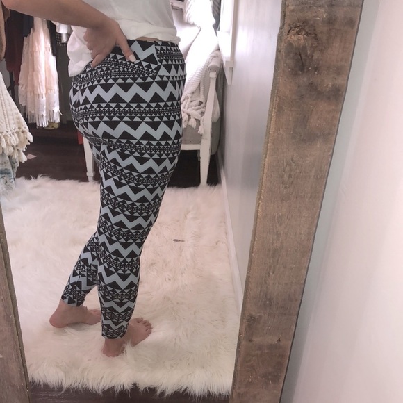 Lularoe tall & curvy blue geometric print leggings - Picture 3 of 4